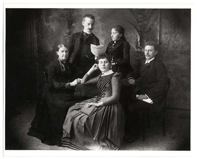 Jakob Hendrik Gerhard Fjelde with his siblings