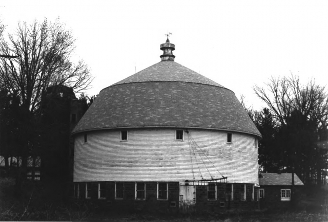 Sparre Round Barn (Nowthen, Minnesota), 1979. Photograph by Lynne VanBrocklin Spaeth.