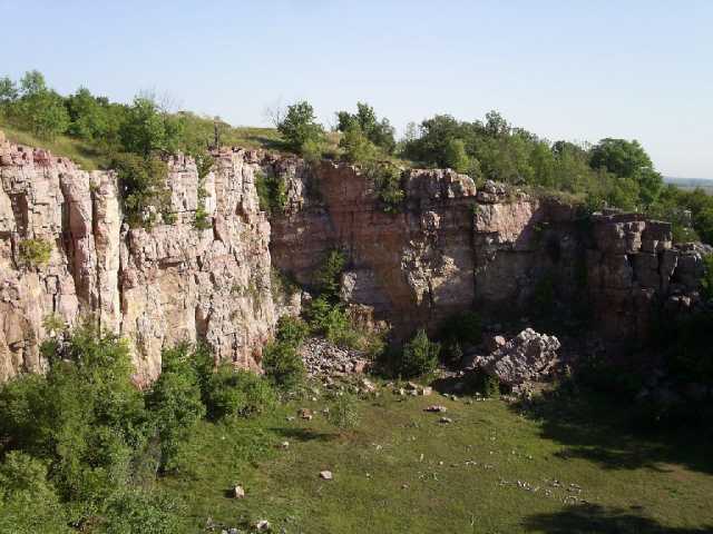 Color image of a Sioux quartzite cliff in Blue Mounds State Park, 2007. 