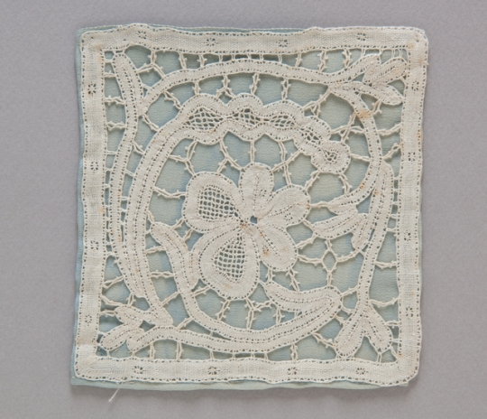 Dakota bobbin-lace doily