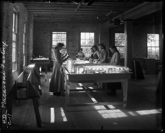 Women at work in a Minneapolis macaroni factory