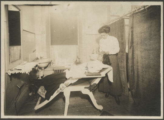 Photograph of Smith and a client at the Olive Hair Store, 1913.