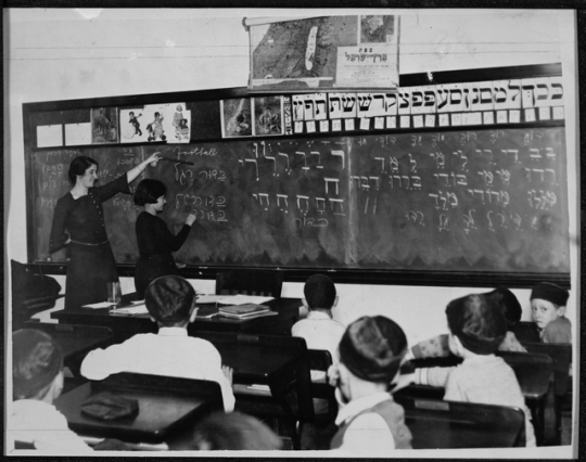 Black and white photograph of a Hebrew class held at St. Paul's Jewish Educational Center in 1931.
