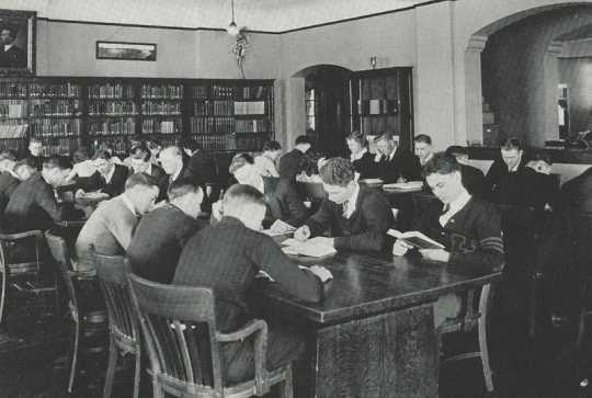 Black and white photograph of the Northwest School of Agriculture library, 1933.