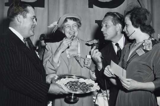 Black and white photograph of Philip Pillsbury, Eleanor Roosevelt, and Art Linkletter sampling Theodora Smafield’s winning recipe, 1949.