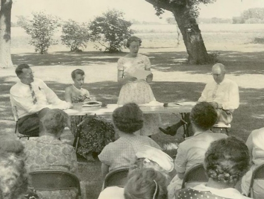 1958 Rural-Urban Tour picnic, featuring Cliff Pyle (moderator); Gloria Jenson (consumer); Art Tweet (grocers’ problems); and Mrs. William Ewing (farmers’ problems).