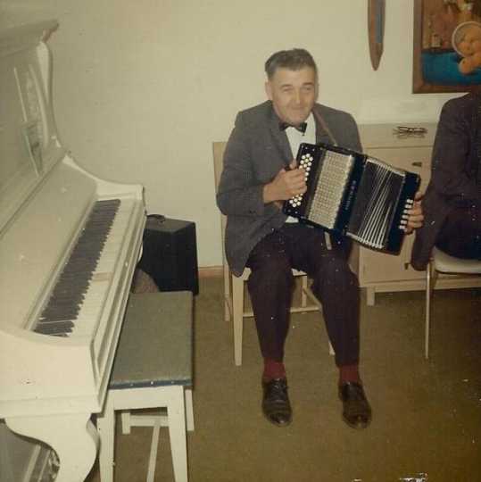 Color image of Bruno Jurchen with his “Old Faithful” squeezebox, 1967.