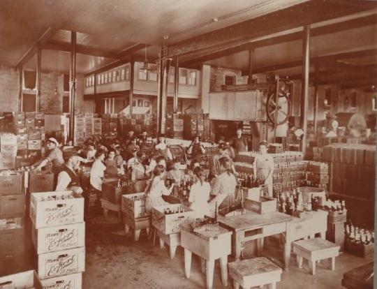 Women working at Hamm’s Brewery