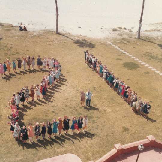 Color image of ontestants forming the number “21” in San Diego to commemorate the 21st Bake-Off contest, 1970.