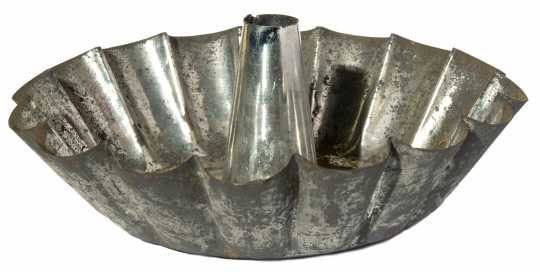Color image of a Fluted cake pan, ca. 1900. A forerunner of Dalquist’s Bundt pans.