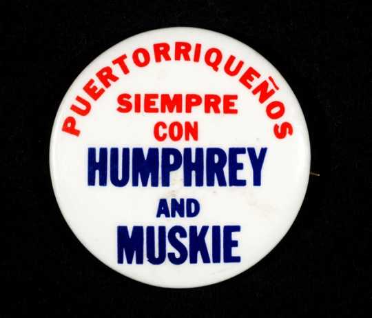 Color image of a pinback button showing the support of Puertoriceños (Puerto Ricans) for presidential candidate Hubert Humphrey and his running mate, Ed Muskie, in 1968.