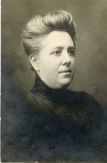 Portrait of Dr. Flora Aldrich (1859–1921). Photographer and date unknown, likely post–1900. Used with the permission of the Anoka County Historical Society