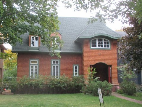 Color image of the Ernest Sperry House, 2163 Iglehart, St. Paul designed in 1908. Photograph by Paul Nelson, September 29, 2014.