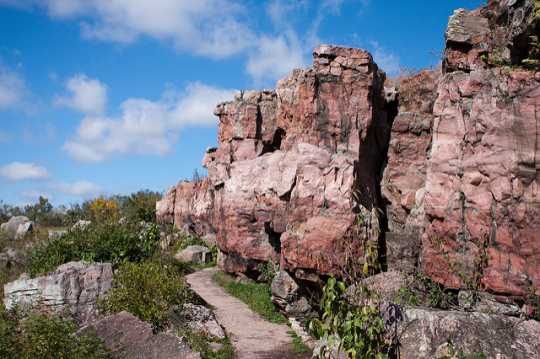 Color image of a Sioux Quartzite ridge and hiking trail at Pipestone National Monument, 2010. Photograph taken by flicker user Brian Jeffery Beggerly.Sioux Quartzite ridge and hiking trail at Pipestone National Monument, 2010. Photograph taken by flicker user Brian Jeffery Beggerly.