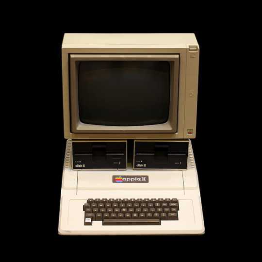 Color image of an Apple II computer, 2010. Photographed by Wikimedia Commons user Rama.  