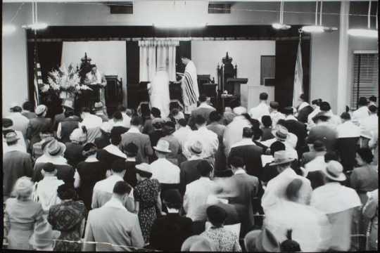 Black and white photograph of Yom Kippur service at Sons of Jacob.