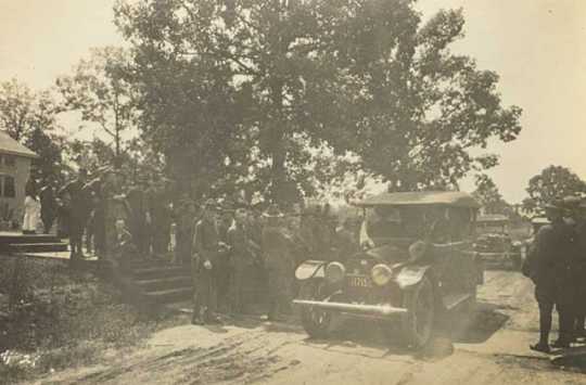 Black and white photograph of Red Cross Auxiliary providing transportation to soldiers, c.1918. 