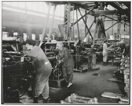 Women workers at Minneapolis Steel and Machinery Company