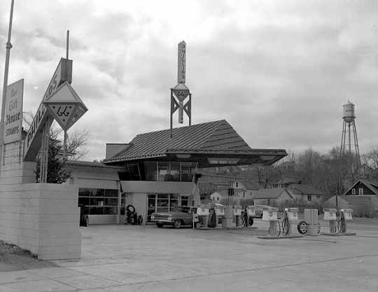 Filling station designed by Frank Lloyd Wright, Cloquet.