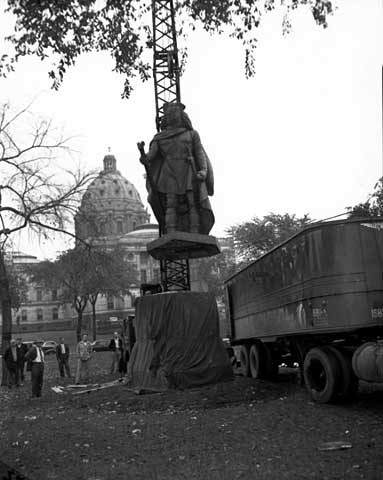 Installation of the Leif Ericson statue, State Capitol grounds