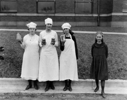 Black and white photograph of the winners of the 1917 Minnesota State Fair girls’ canning competition.