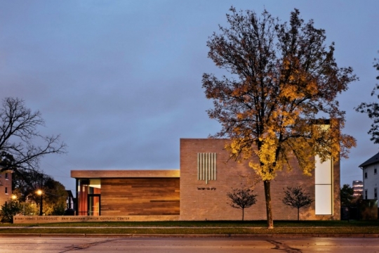 Color image of the Front of B’nai Israel Synagogue and Dan Abraham Cultural Center, c.2013. 