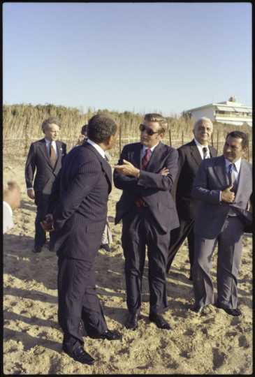 Vice President Walter Mondale speaks to Egyptian President Anwar Sadat