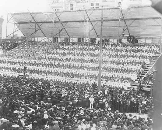 2200 school children form a living flag at Grand Army of the Republic meeting, St. Paul 