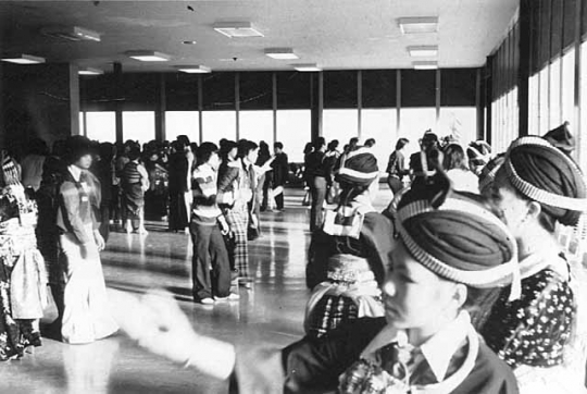 Black and white photograph of ttendees at the 1981 Hmong New Year, held in St. Paul’s Highland Junior-Senior High School, participate in pov pob, a ball-toss courtship ritual. Photographed by Marlin Heise on December 19, 1981.