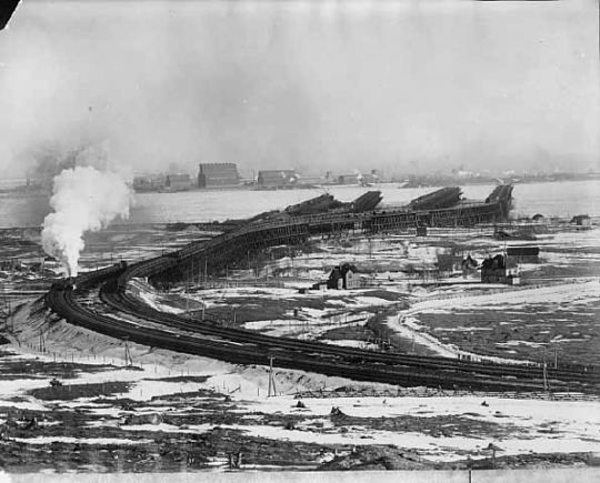Black and white photograph of the ore docks at Duluth, 1903.
