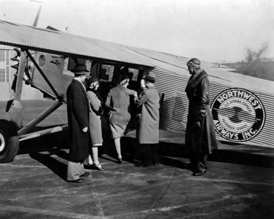 Speed Holman and passengers boarding a Hamilton plane