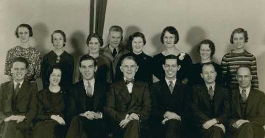 Black and white photograph of economics Laboratory employees, 1935.