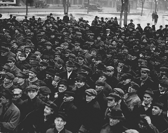 Black and white photograph of a crowd of striking workers assembled during the Street Railway Company strike in St. Paul, 1917.