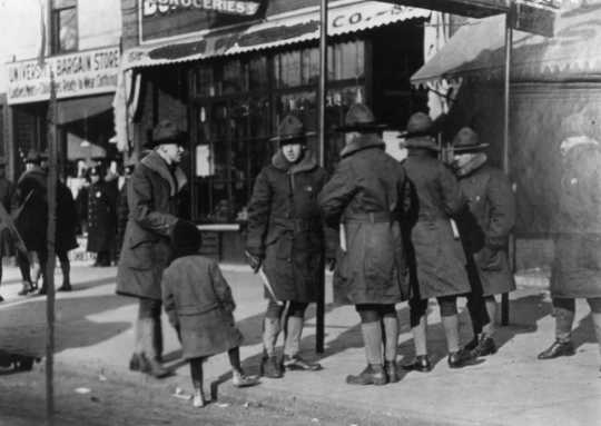 Black and white photograph of Home Guardsmen on duty during the strike of Twin City Rapid Transit Company employees, University Avenue, St. Paul, December 1917. Photographed by the St. Paul Dispatch.