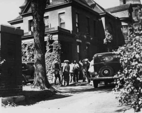Black and white photograph of investigators at the Theodore Hamm home, 671 Greenbrier, St. Paul, following the kidnapping of William Hamm Jr., 1933.