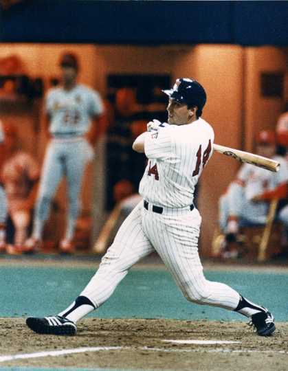 Kent Hrbek hits a sixth inning grand slam to put the Twins ahead 10-5 en route to their 11-5 Game Six victory.