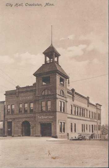 Postcard of Crookston’s city hall, ca. 1915.