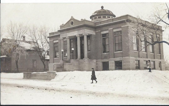 Black and white photograph of a library building designed by Keck in 1904 and completed in 1908. Located at 120 North Ash Street.