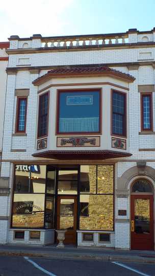 Color image of a building designed by Bert Keck in 1907 for jeweler Tom Morris, who occupied the flat above his jewelry store as his living quarters, 2016.