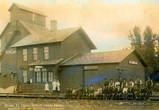 Black and white photograph of a railroad depot in Iona, 1909. 