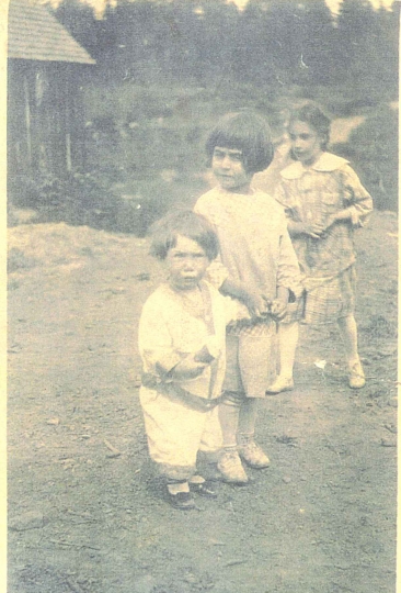 Irene Paull as a child with her siblings