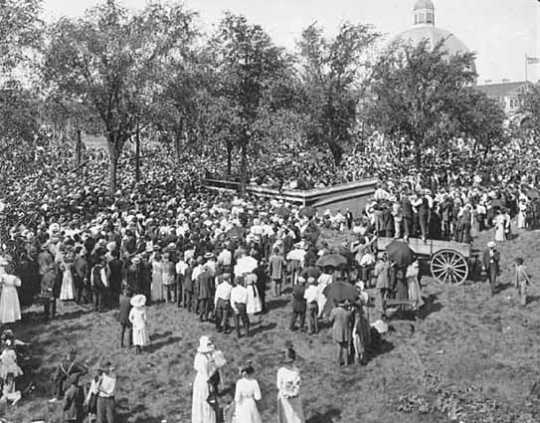 Black and white photograph of a crowd listening to Theodore Roosevelt at State Fair, 1912. 
