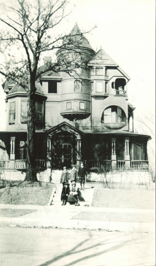 Black and white photograph of the Jewish Sheltering Home for Children at 1704 Oak Park Avenue in Minneapolis,1925.