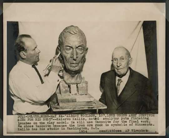 Albert Woolson, 107, lone Union Army survivor sits for his bust. Kalervo Kallio, noted Finnish sculptor, puts finishing touches on the clay model, 1954. Liljenquist Family Collection of Civil War Photographs, Prints & Photographs Division, Library of Congress.