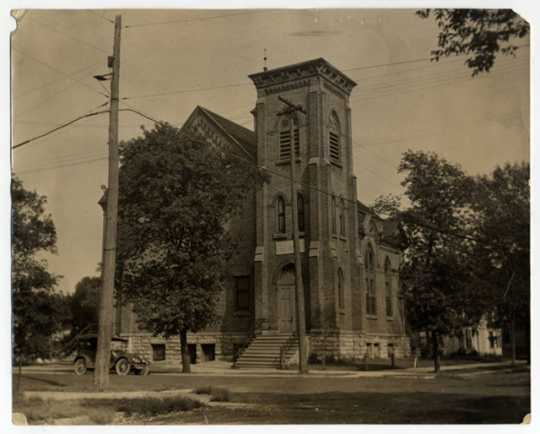 Black and white photograph of the front exterior of B'nai Abraham Congregation taken in 1922. 