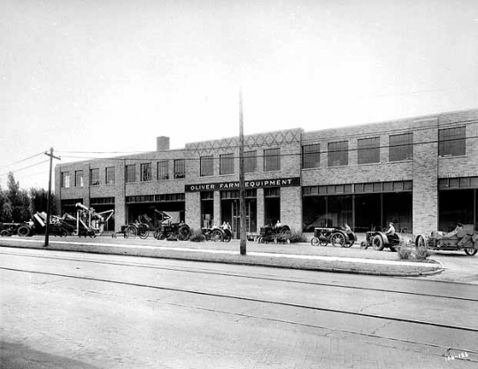 Black and white photograph of Oliver Farm Equipment, 3310 Como Avenue, Minneapolis, 1934.