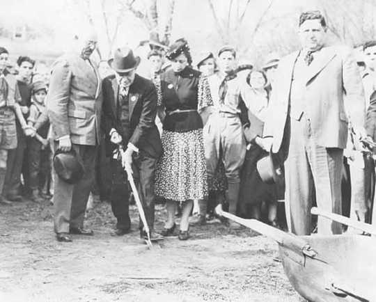 Black and white photograph of the groundbreaking ceremony for the Emanuel Cohen Center at 1701 Oak Park Avenue in Minneapolis, 1939.