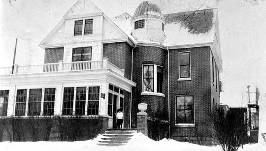 Black and white photograph of the exterior of the Emanuel Cohen Memorial Center at 909 Elwood Avenue in Minneapolis, 1925.