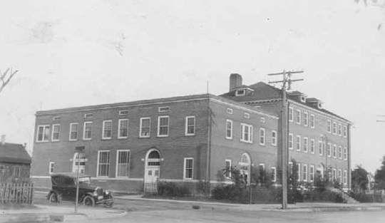 Black and white photograph of Northeast Neighborhood House, 1925. 