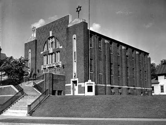 Black and white photograph of Tiferes Bnai Jacob Synagogue, 1948.